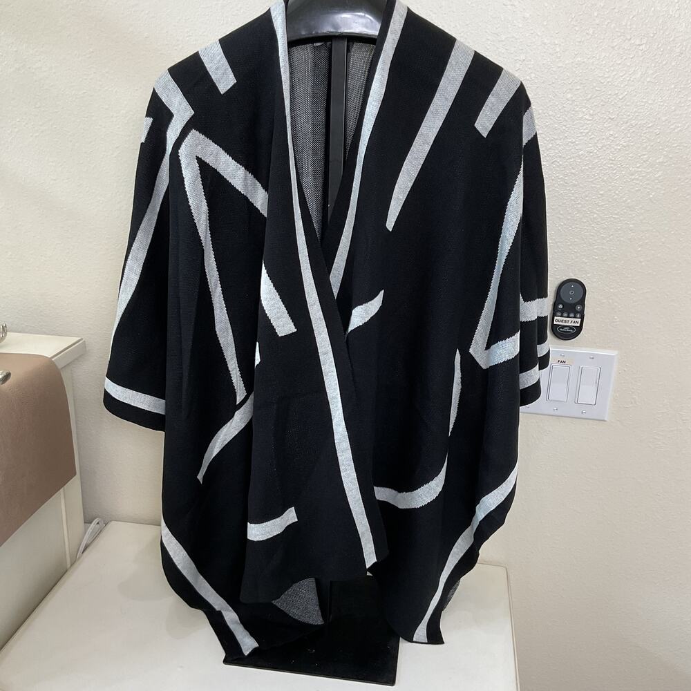 Calvin Klein Black and White Womens One Size Heavyweight Poncho NWT